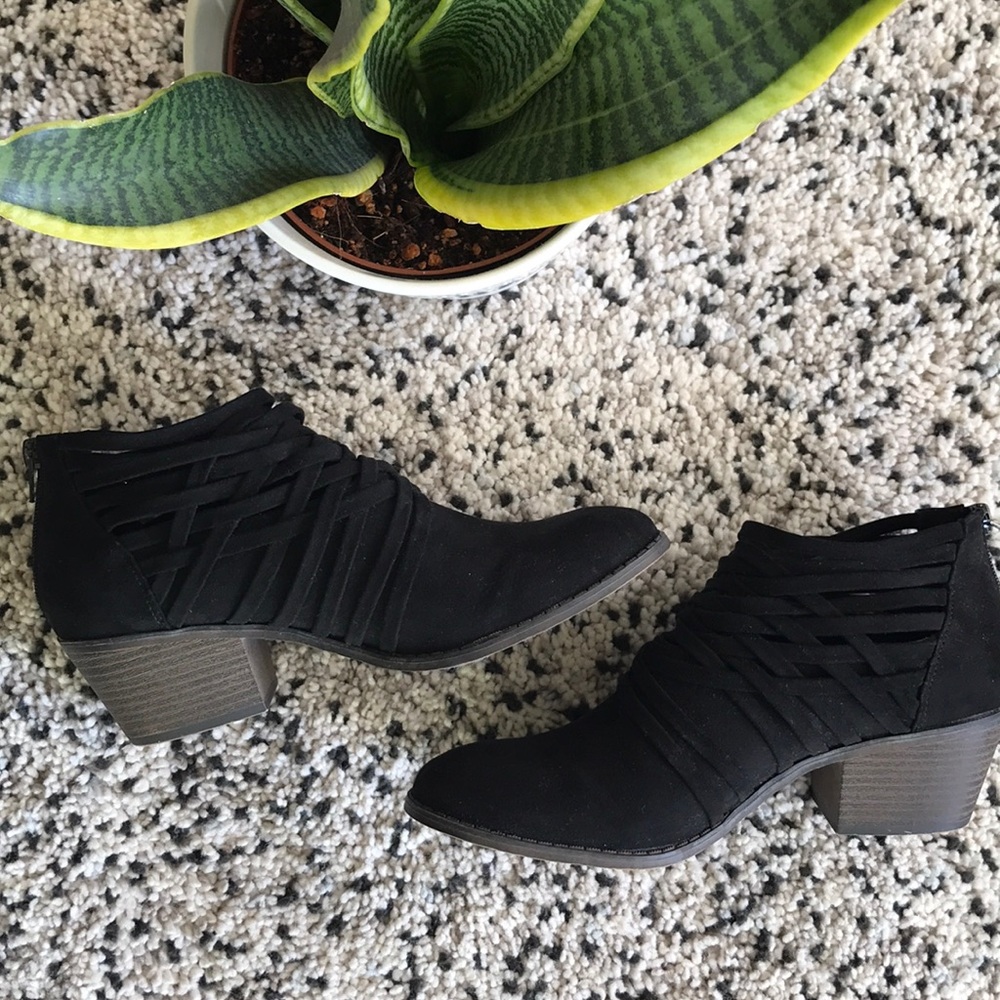 • Fergalicious • Black Bandana Booties